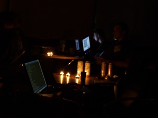 świece, piwo i ekrany laptopów